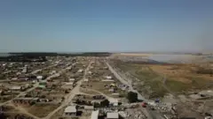 Азыр трансформацияланат деп жаткан жерлердеги айрым турак жайлар өткөн кылымдын 80-жылдары эле курулган бойдон документи жок келе жатат.