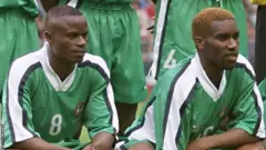 Mutiu Adepoju (à gauche) et Jay-Jay Okocha lors de la Coupe du monde 1998 pour le Nigeria