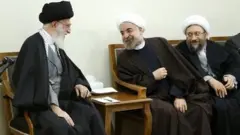 از راست صادق لاریجانی، حسن روحانی و آیت الله علی خامنه‌ای