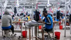 ልብስ የሚሰፉ ሴቶች