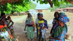 Women wey contribute money to build schools