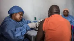 Abaganga bariko baratanga urukingo rwa Ebola muri Kongo