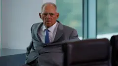 Der deutsche Finanzminister Wolfgang Schäuble schiebt seinen Rollstuhl vor einer Regierungssitzung in Berlin.
