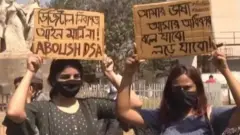 ডিজিটাল নিরাপত্তা আইন নিয়েই বিতর্ক থামেনি। এখন আবার সামাজিক মাধ্যম এবং ওটিটি প্লাটফর্মের জন্য নীতিমালার উদ্যোগ। (ফাইল ফটো)