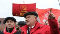 Phó lãnh đạo của Đảng Cộng sản Nga Yuri Afonin và Chủ tịch Đảng Gennady Zyuganov tại Quảng trường Đỏ vào ngày 5 tháng 3 năm 2022, ở Moscow