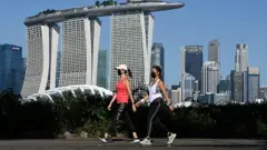 新加坡濱海東花園長廊兩位戴著口罩的女士在緩步跑（9/8/2021）