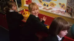 Tri devojčice u vrtiću