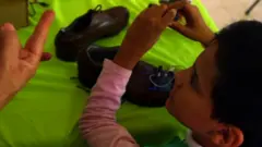 ابتكر الطفل حمدين وائل شهاب الدين حذاءاً ذكياً يمكن من خلاله التنقل دون الاصطدام بالأشياء خلال جائحة كورونا.