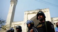 ২০১৩ সালে আহমদীয়া মুসলিম-বিরোধী এক সমাবেশে পুলিশের উপস্থিতি।