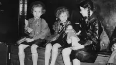 Foto de meninas em estação de trem londrina em 1939 virou símbolo do 'Kindertransport', iniciativa que resgatou milhares de crianças judias da Alemanha nazista.
