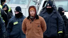 Арестованный и полицейские