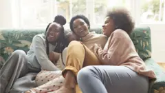 une femme entourée par ses filles