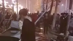 عمال غاضبون ينظمون احتجاجاً في مصنع آبل آيفون في مدينة تشنغتشو بالصين.