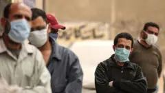 مصريون يرتدون أقنعة