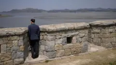 Ganghwa adasından Kuzey Kore sahilleri görünüyor