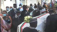 Ubwo imisa yo kumusezerako yari isozereye