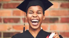 Un étudiante le jour de sa diplomation