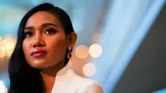 ဓါတ်ပုံ ၁ ။ ။ Miss Grand International အလှမယ် ပြိုင်ပွဲမှာ မဟန်လေး အနိုင်မရခဲ့ပေမယ့် မြန်မာနိုင်ငံက အာဏာသိမ်း စစ်ကောင်စီရဲ့ အကြမ်းဖက်လုပ်ဆောင်မှုတွေကို နိုင်ငံတကာက အာရုံစိုက်လာအောင် လှိုက်လှိုက်လှဲလှဲ ထုတ်ဖော် ပြောဆိုခဲ့