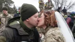 యుక్రెయిన్ మిలటరీ జంట పెళ్లి