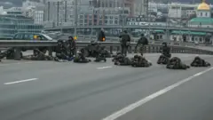 Servicemen of the Ukrainian National Guard take positions in central Kyiv