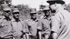 இந்திய ராணுவ வீரர்களுடன் மேஜர் ஜெனரல் சாகத் சிங்.