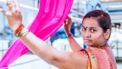 ફેકટરીમાં મહિલા