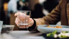 Estudos mostraram que beber mais água leva a melhorias na memória, na atenção, no aspecto da pele e no humor, além de poder ajudar a reduzir peso e dores de cabeça regulares.