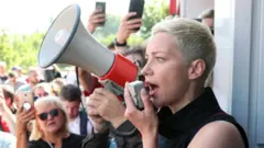 Kolesnikova, Lukaşenko'ya karşı birleşen üç kadın politikacıdan biriydi
