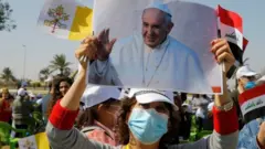 Abaturage bari ku kibuga cy'indege kwakira Papa Francis