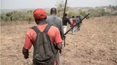 Awọn eeyan kan gbe ibọn