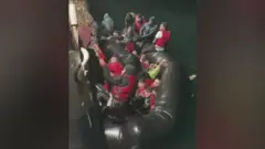 تُظهر لقطات من فيديو عملية الإنقاذ أشخاصاً يكافحون للنجاة والهرب من على متن القارب الغارق