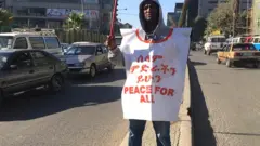 አዲስ አበባ ጎዳና ላይ ስለሰላም የሚሰብከው ሰይፉ አማኑዔል በቀን ሶስት ሰው ባነቃ ደስታዬ ነው ይላሉ።