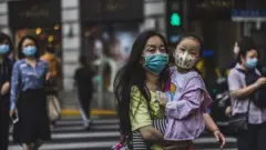 Des gens traversent la rue à Shanghai, en Chine, le 11 mai 2021