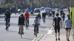 Pessoas praticam esporte no Regent Park, em Londres, no dia 4 de abril de 2020