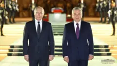 Владимир Путин ва Шавкат Мирзиёев "Янги Ўзбекистон" паркида. Тошкент, 26 май.