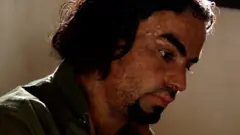 أحد الناجين: "هل الندوب التي على وجهي مفبركة؟"