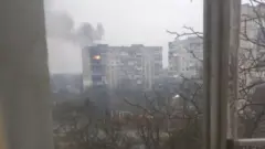 Edificio en llamas en Mariúpol
