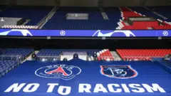 Çarşamba akşamı kaldığı yerden devam edecek olan maçta Parc des Princes tribünlerine "Irkçılığa Hayır" pankartı asıldı.