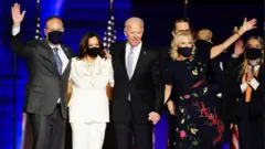 勝利演説をしたバイデン氏とハリス氏。バイデン氏の右がジル夫人、ハリス氏の左が夫ダグ・エムホフ氏（7日夜、米デラウェア州）