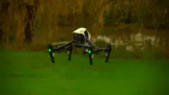 طائرات مسيرة لالتقاط أجسام طائرة واطفاء الحرائق