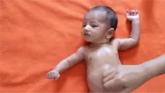 చిన్నారికి మసాజ్