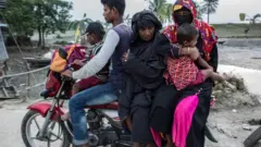 পরিবার পরিজন আর কাপড়ের ব্যাগ সহ যাতায়াতে ঝুঁকি বেশি।