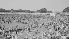 1973માં મૅચ પૂર્ણ થયા બાદ લૉર્ડ્ઝના મેદાનમાં આવેલા લોકો