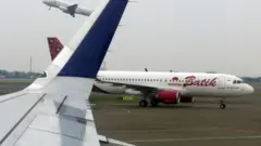 Pesawat tinggal landas di Bandara Soekarno Hatta, Tangerang, Banten, Senin (11/10/2021).