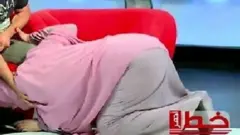 جزائرية تقبل قدم زوجها
