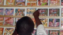 Wani mutum yana shirya faya-fayan fina-finan Hausa a kan kanta