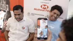பெண்களுக்கு மாதவிடாய் வலி எப்படி இருக்குமென்று ஆண்கள் செயற்கையாக அனுபவிக்க வைக்கும் 'Feel the pain' எனும் பெயரிடப்பட்ட பிரசார இயக்கம் ஒன்று கேரளத்தில் உருவாகியுள்ளது.