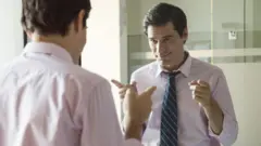 Aynada kendine bakan erkek