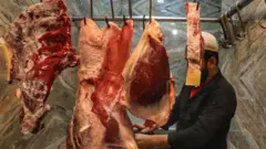 দিল্লির বাজারে বিক্রি হচ্ছে মোষের মাংস