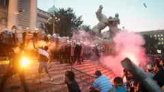 Протесты у здания парламента в Белграде 8 июля 2020 года